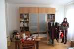 Vers le canape, vue sur le coin repas
